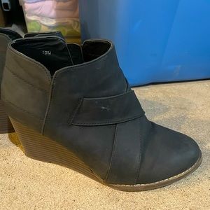 Maurices size 10 black wedges
